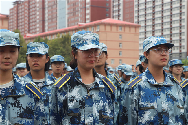 青春無悔  逐夢啟航我校舉行2021級新生軍訓(xùn)結(jié)營式暨開學(xué)典禮