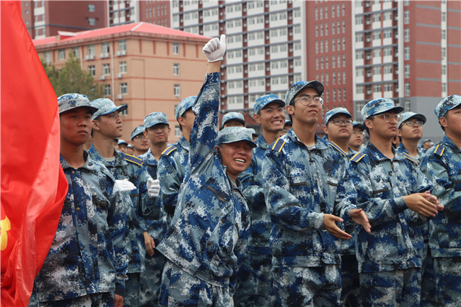 青春無悔  逐夢啟航我校舉行2021級新生軍訓(xùn)結(jié)營式暨開學(xué)典禮