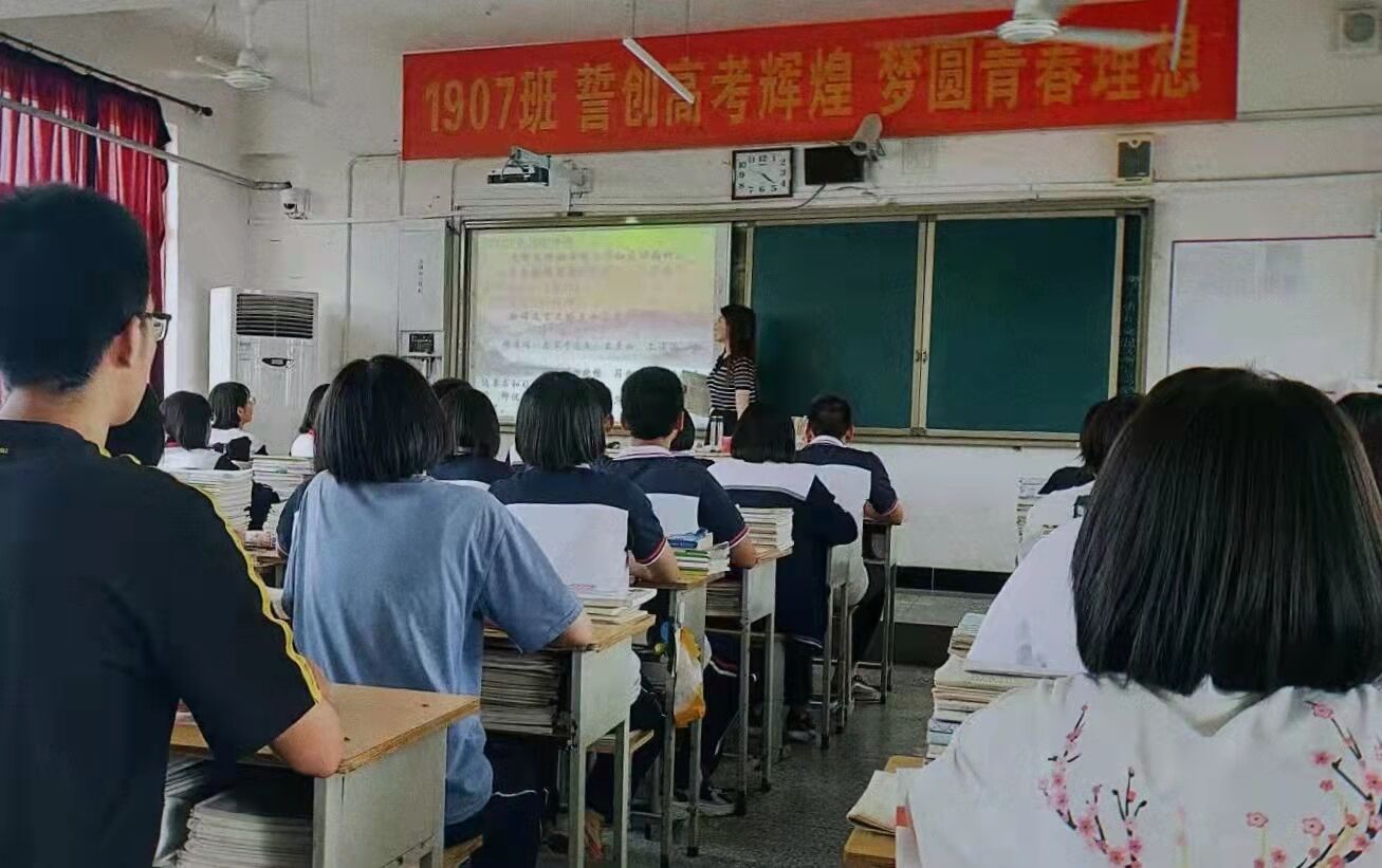 楊淏悅  ---畢業(yè)當年考上家鄉(xiāng)的人民教師，現(xiàn)就職于河北靈壽中學。