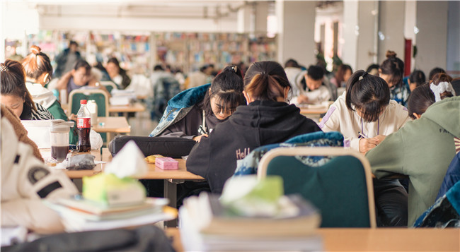 厲兵秣馬 備戰(zhàn)期末全校學生掀起“復習大潮”
