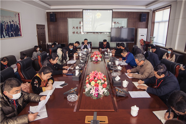 鋪設(shè)目標(biāo)  共勉前行 我校召開2021-2022年度期初教學(xué)準(zhǔn)備會