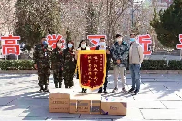 春暉遍澤桃李樹(shù)，碩果滿(mǎn)掛瓊瑤枝！