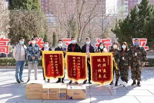 春暉遍澤桃李樹(shù)，碩果滿(mǎn)掛瓊瑤枝！