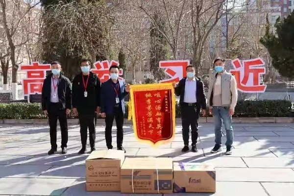 春暉遍澤桃李樹(shù)，碩果滿(mǎn)掛瓊瑤枝！