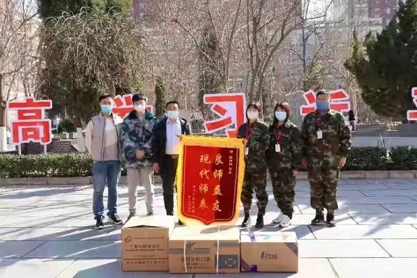 春暉遍澤桃李樹(shù)，碩果滿(mǎn)掛瓊瑤枝！