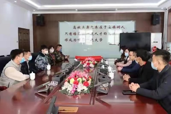 春暉遍澤桃李樹(shù)，碩果滿(mǎn)掛瓊瑤枝！