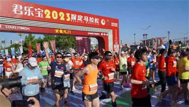 保定理工學院學生圓滿完成2023保定馬拉松志愿服務工作
