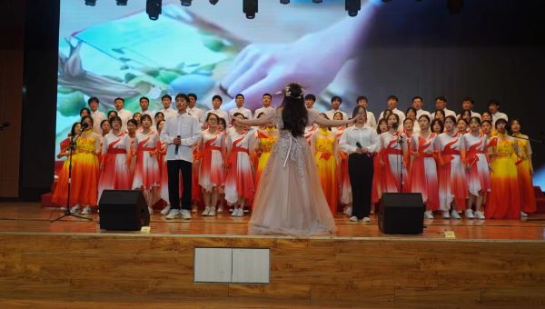“青春孕育無限希望，青年創(chuàng)造美好明天”大型合唱會圓滿落幕！