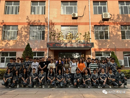 保定理工學(xué)院‖藝術(shù)學(xué)院‖嶄新生活，人生轉(zhuǎn)折，我院2023屆學(xué)子向母校贈送錦旗！