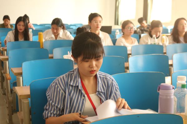 我院國際經(jīng)濟與貿(mào)易專業(yè)2023屆畢業(yè)論文答辯順利開展