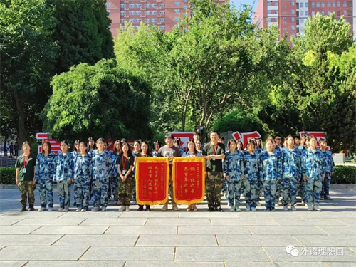 錦旗傳謝意，師愛暖人心