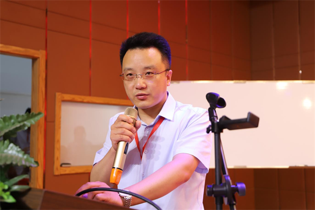 關(guān)愛學(xué)生心理健康 建設(shè)園丁師德師風(fēng)——董事長周虎震教授為我校全體教職工作報(bào)告