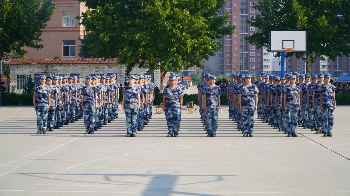 軍訓(xùn)簡(jiǎn)報(bào):軍訓(xùn)正當(dāng)時(shí),青春灑汗水