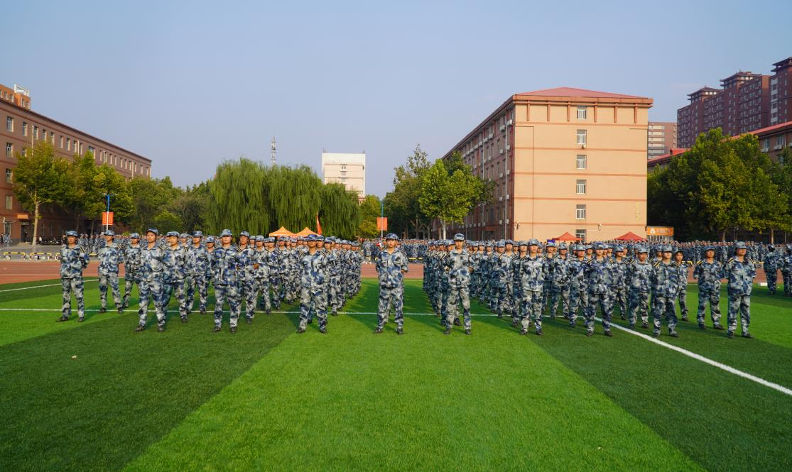 軍訓(xùn)簡報(bào)：烈日驕陽 青春無悔