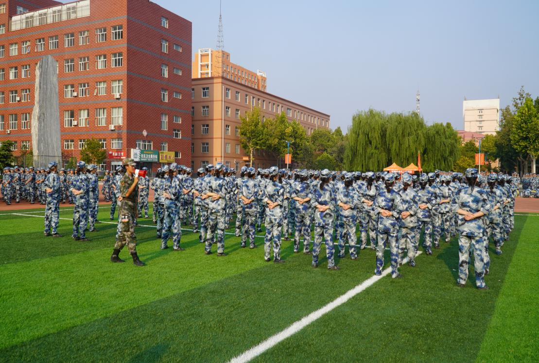 軍訓(xùn)簡報(bào)：烈日驕陽 青春無悔