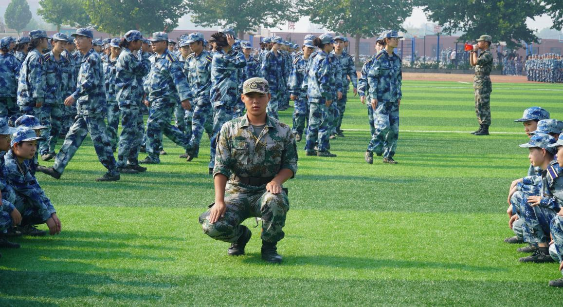 軍訓(xùn)簡報(bào)：烈日驕陽 青春無悔