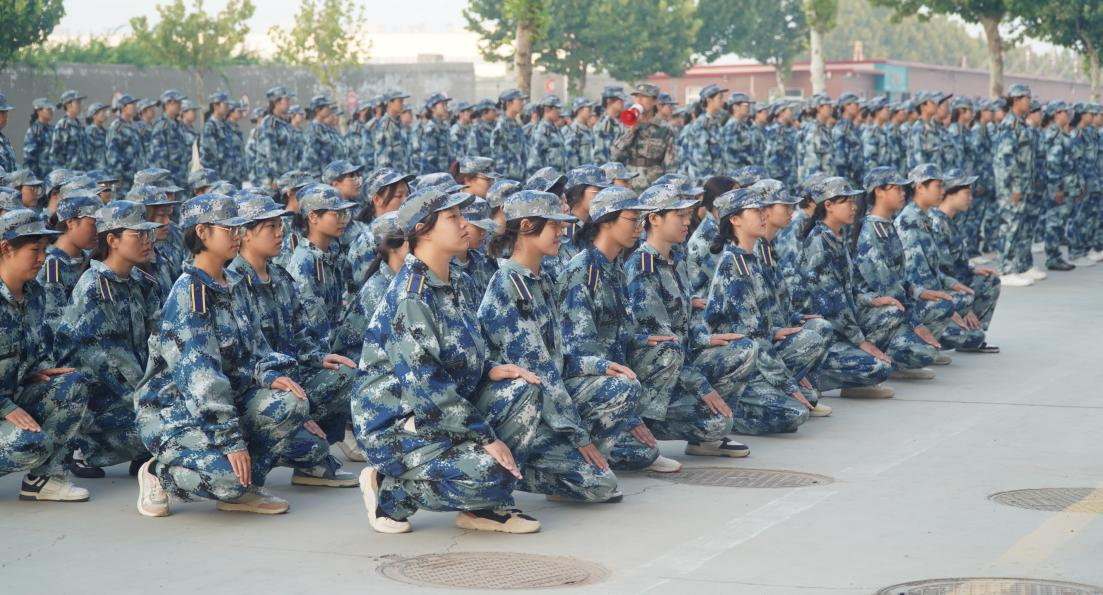 軍訓(xùn)簡報(bào)：烈日驕陽 青春無悔