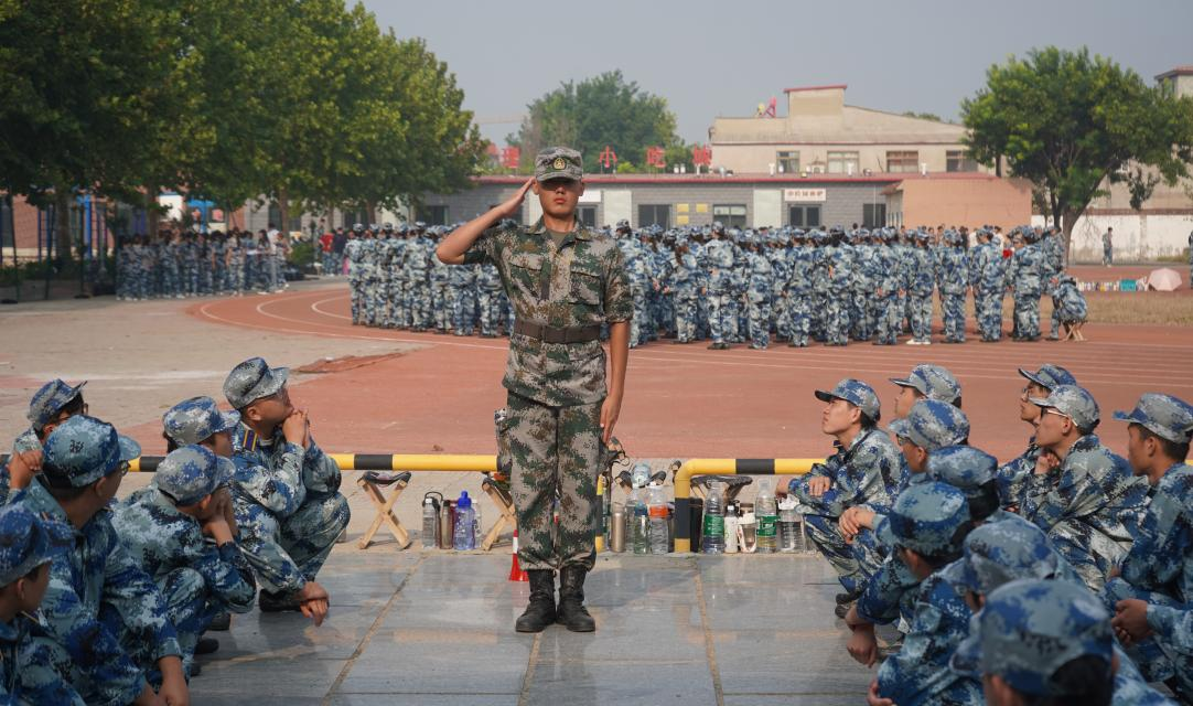 軍訓(xùn)簡報(bào)：烈日驕陽 青春無悔
