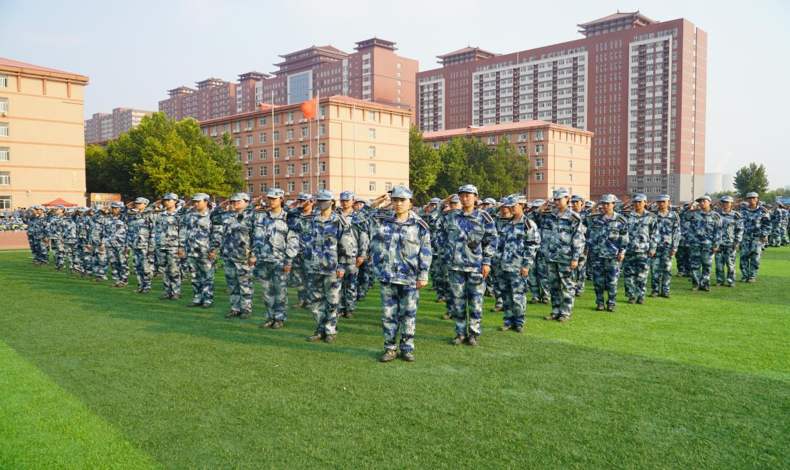 軍訓(xùn)簡報(bào)：烈日驕陽 青春無悔