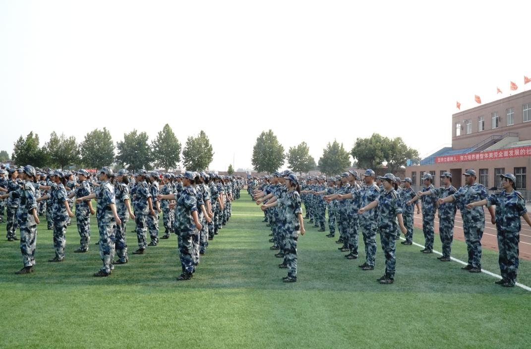 軍訓(xùn)簡報(bào)：烈日驕陽 青春無悔