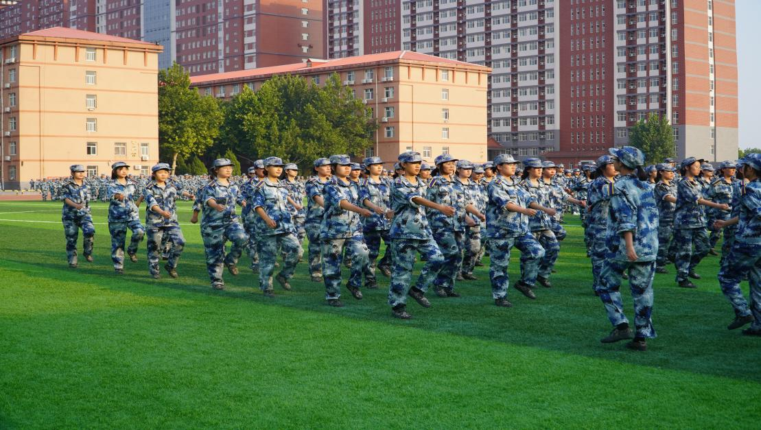 軍訓(xùn)簡報(bào)：烈日驕陽 青春無悔