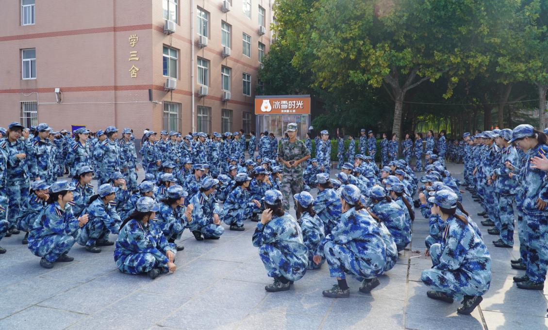 軍訓(xùn)簡報(bào)：烈日驕陽 青春無悔