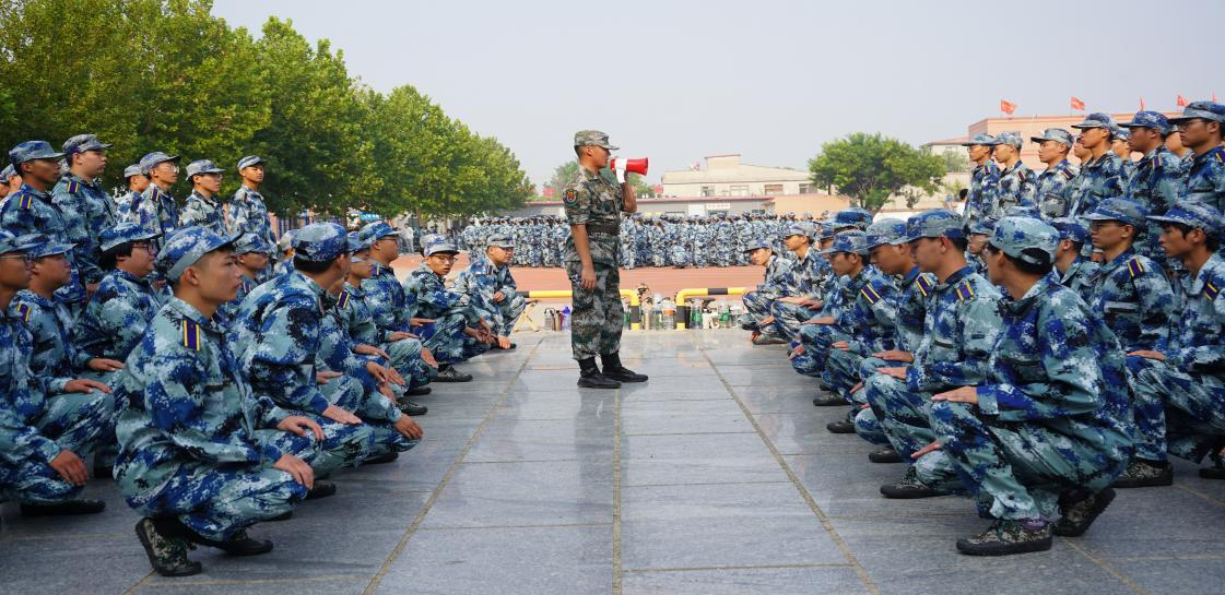 軍訓(xùn)簡報(bào)：烈日驕陽 青春無悔