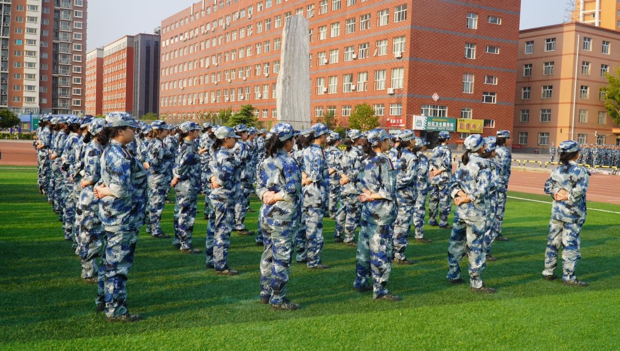 軍訓(xùn)簡報(bào)：烈日驕陽 青春無悔