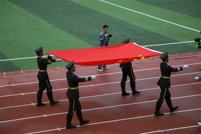 強(qiáng)國有我，意氣正揚(yáng) ——我校舉行2023級新生軍訓(xùn)結(jié)營式暨開學(xué)典禮