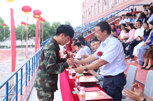 強(qiáng)國有我，意氣正揚(yáng) ——我校舉行2023級新生軍訓(xùn)結(jié)營式暨開學(xué)典禮