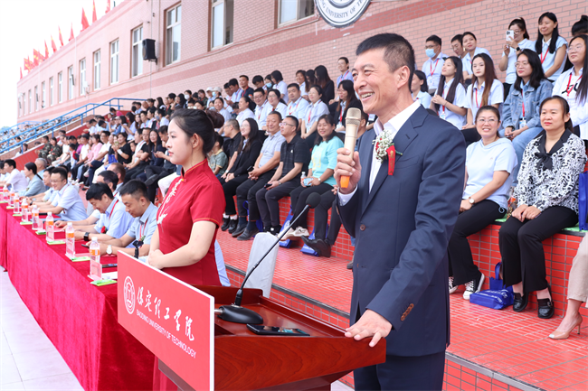 強(qiáng)國有我，意氣正揚(yáng) ——我校舉行2023級新生軍訓(xùn)結(jié)營式暨開學(xué)典禮
