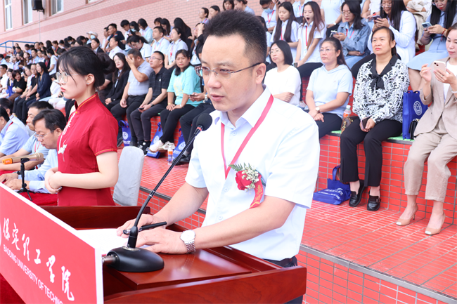 強(qiáng)國有我，意氣正揚(yáng) ——我校舉行2023級新生軍訓(xùn)結(jié)營式暨開學(xué)典禮