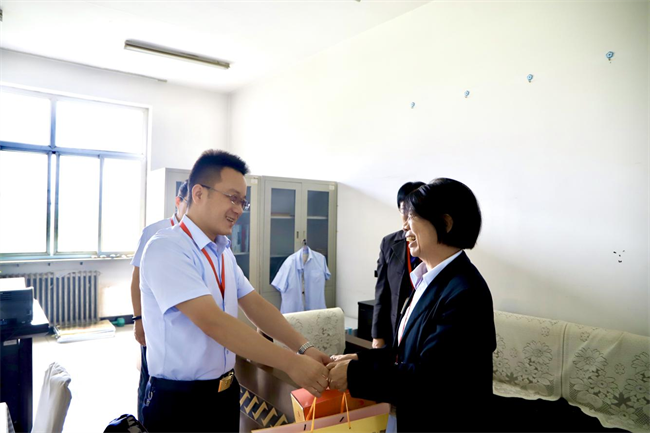 保定理工學(xué)院校領(lǐng)導(dǎo)帶隊走訪慰問老同志