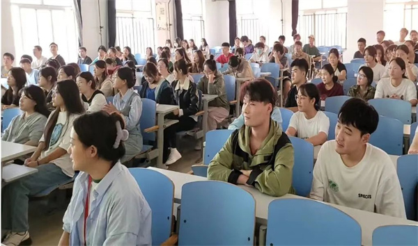 國(guó)際經(jīng)濟(jì)與貿(mào)易專(zhuān)業(yè)召開(kāi)2024屆畢業(yè)論文動(dòng)員大會(huì)