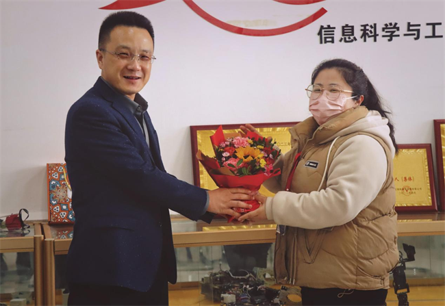 凝聚奮進(jìn)力量 書寫巾幗榮光--保定理工學(xué)院校領(lǐng)導(dǎo)走訪慰問女教職工送上“三八”國際勞動婦女節(jié)祝福