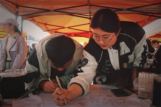 “手繪青春，防核有我；你我共同努力，終結(jié)結(jié)核流行”—蓮池區(qū)疾控中心聯(lián)合保定理工學院開展肺結(jié)核防治宣傳活動