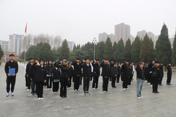 緬懷革命先烈，賡續(xù)紅色血脈|我院順利開展徒步祭掃烈士陵園活動(dòng)