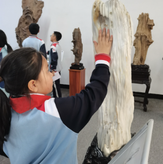 地質(zhì)館迎接址舫頭小學(xué)的隊員們開展“世界地球日”科普研學(xué)實踐活動