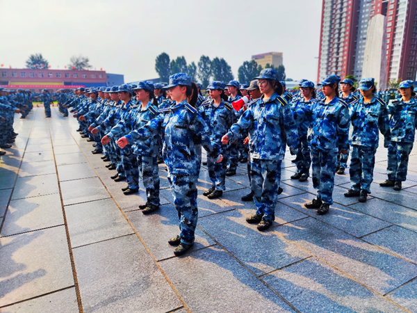 保定理工學院||管理學院||軍訓進行時，少年何懼驕陽烈 意氣風發(fā)英姿颯