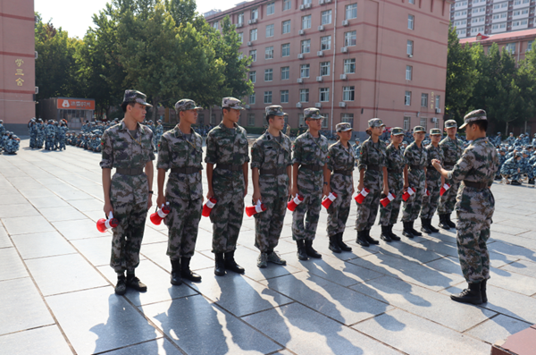 保定理工學院||管理學院||軍訓進行時，少年何懼驕陽烈 意氣風發(fā)英姿颯
