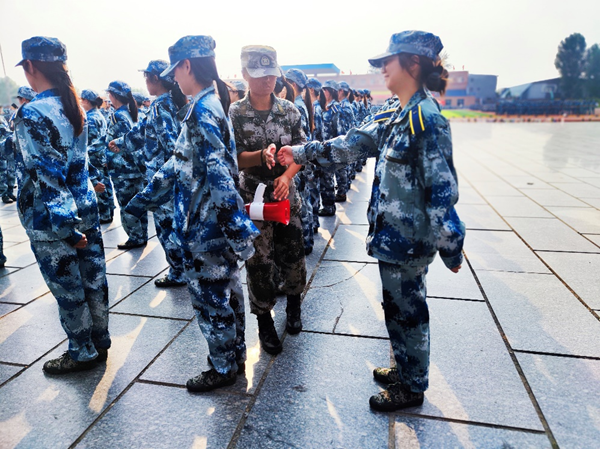 保定理工學院||管理學院||軍訓進行時，少年何懼驕陽烈 意氣風發(fā)英姿颯