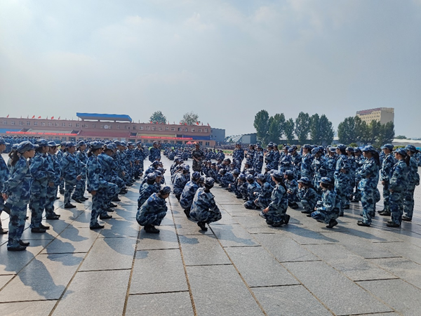 保定理工學院||管理學院||軍訓進行時，少年何懼驕陽烈 意氣風發(fā)英姿颯