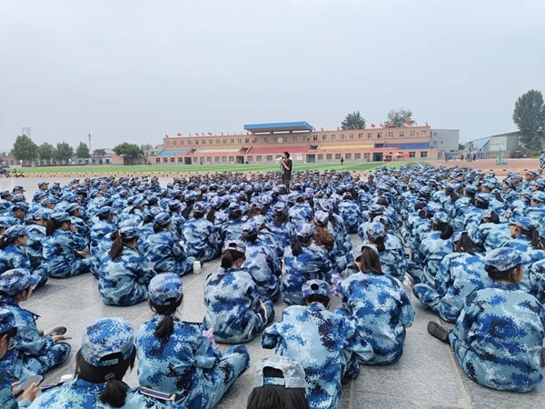 保定理工學院||管理學院||軍訓進行時，少年何懼驕陽烈 意氣風發(fā)英姿颯