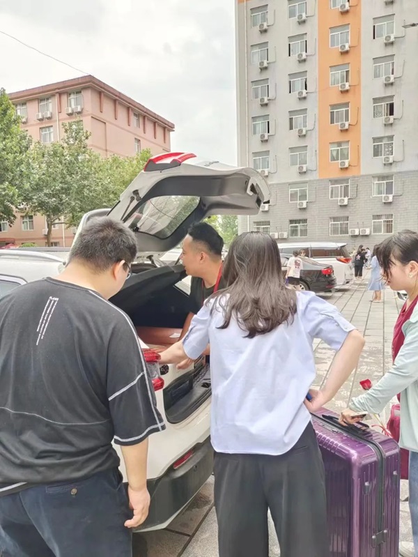 保定理工學(xué)院‖管理學(xué)院‖暖心服務(wù)，助力2023屆畢業(yè)生走好大學(xué)生涯的最后一公里