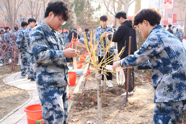 植樹節(jié)|管理學(xué)院|手植一抹綠，心栽一片林