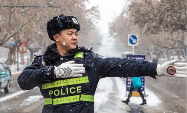 保定理工學院‖管理學院‖赤膽忠心，讓我們向中國人民警察致敬！