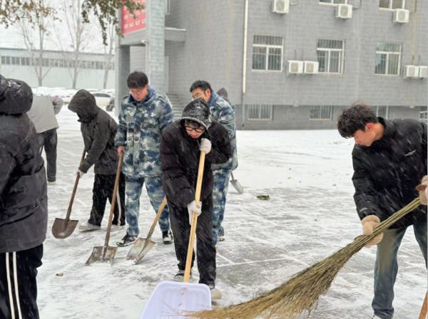 保定理工學院||管理學院||黨員先鋒在行動 清雪除冰傳溫情