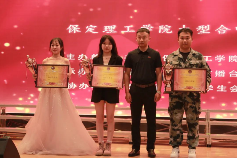 赤子奏響凌云志，后浪奔涌繪新篇