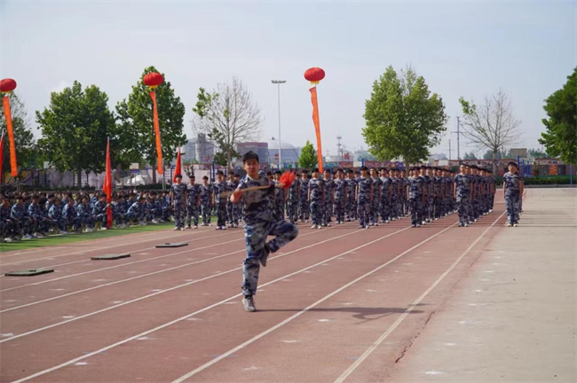 保定理工學(xué)院隆重舉行“國防后備營”成立暨授旗儀式