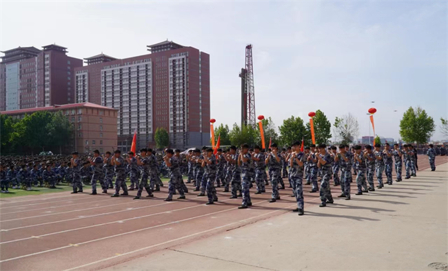 保定理工學(xué)院隆重舉行“國防后備營”成立暨授旗儀式